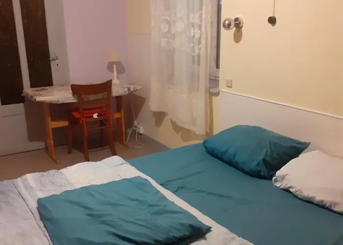 Belle Au Rez-de-chaussée * Bust